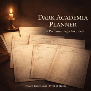 Könnte beinhalten: Ein Stapel gealtert aussehender Planerseiten mit dem Text "Dark Academia Planner" und "10+ Premium Pages Included." Eine brennende Kerze in einem Messinghalter befindet sich links. Die Seiten sind mit Wochentagen und "Goals" beschriftet.