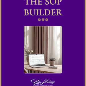 K&ouml;nnte beinhalten: Ein lila Buchcover mit goldenem Text, der "THE SOP BUILDER" lautet. Im Inneren zeigt ein Laptop eine Webseite an. Das Bild enth&auml;lt einen Schreibtisch mit einer Sukkulente, einem Notizbuch und einem Stift. Der Name des Autors und der Slogan stehen unten.
