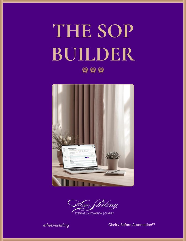 K&ouml;nnte beinhalten: Ein lila Buchcover mit goldenem Text, der "THE SOP BUILDER" lautet. Im Inneren zeigt ein Laptop eine Webseite an. Das Bild enth&auml;lt einen Schreibtisch mit einer Sukkulente, einem Notizbuch und einem Stift. Der Name des Autors und der Slogan stehen unten.