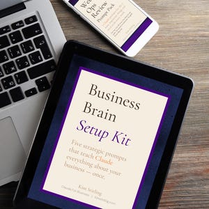 Könnte beinhalten: Ein Laptop, ein Tablet und ein Smartphone sind auf einer Holzoberfläche angeordnet. Das Tablet zeigt "Business Brain Setup Kit" mit Text über Eingabeaufforderungen. Das Telefon zeigt "Weekly Ops Review Prompt Pack".