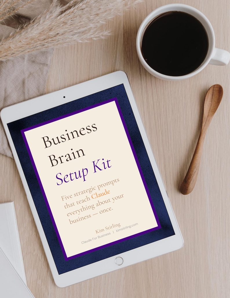 Puede incluir: Una tableta blanca muestra el texto "Business Brain Setup Kit" en un marco morado y azul marino. Est&aacute; sobre una superficie de madera clara, con una taza de caf&eacute; y una cuchara de madera. El texto dice: "Cinco indicaciones estrat&eacute;gicas que ense&ntilde;an a Claude todo sobre tu negocio."