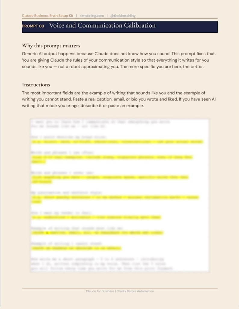Puede incluir: Documento beige con el t&iacute;tulo "Voice and Communication Calibration" en una pancarta azul oscuro. El texto explica c&oacute;mo mejorar la salida de la IA definiendo un estilo de comunicaci&oacute;n. Se proporcionan instrucciones.
