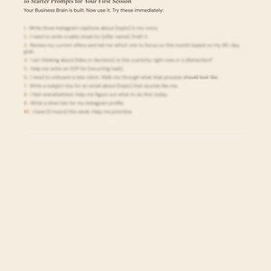 Puede incluir: Un documento beige con el t&iacute;tulo "10 Starter Prompts for Your First Session" con indicaciones de configuraci&oacute;n empresarial. El documento incluye el texto "Claude Business Brain Setup Kit" y la direcci&oacute;n del sitio web "kimstirling.com".