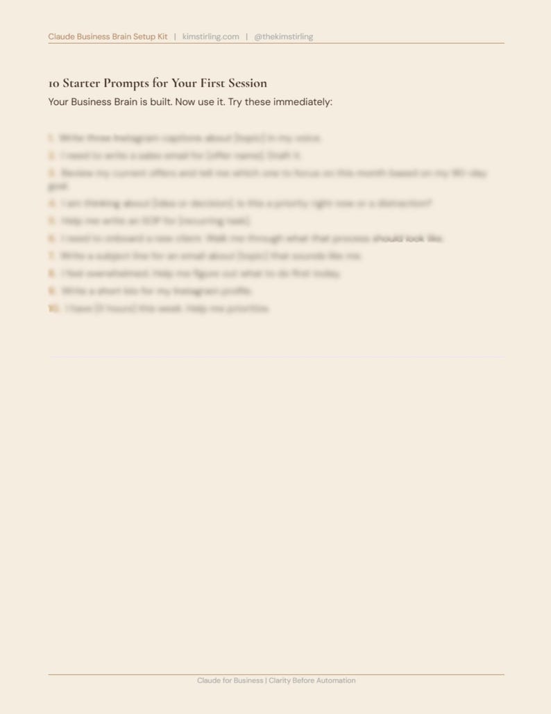 Puede incluir: Un documento beige con el t&iacute;tulo "10 Starter Prompts for Your First Session" con indicaciones de configuraci&oacute;n empresarial. El documento incluye el texto "Claude Business Brain Setup Kit" y la direcci&oacute;n del sitio web "kimstirling.com".