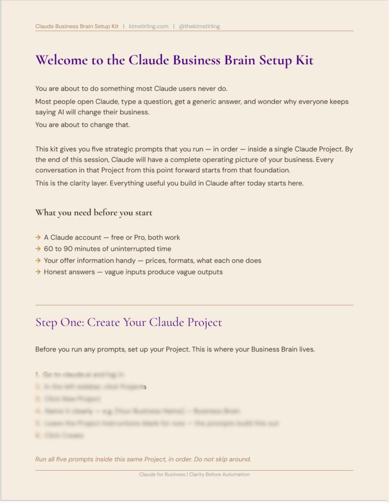 Puede incluir: Un documento titulado "Claude Business Brain Setup Kit" con texto en morado y negro. El documento proporciona instrucciones sobre el uso de Claude para negocios, incluyendo indicaciones y la configuraci&oacute;n del proyecto. El documento est&aacute; sobre un fondo beige.