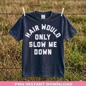 Peut inclure: Un t-shirt à manches courtes gris anthracite foncé avec le texte blanc "HAIR WOULD ONLY SLOW ME DOWN" imprimé en lettres capitales grasses sur la poitrine. Le t-shirt possède un col rond et est suspendu à une clôture en fil de fer.