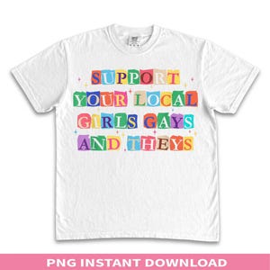 Puede incluir: Una camiseta blanca de manga corta con el texto SUPPORT YOUR LOCAL GIRLS GAYS AND THEYS en un estilo de nota de rescate colorida. Cada letra está sobre un pequeño fondo rectangular multicolor con pequeños acentos de estrellas alrededor.
