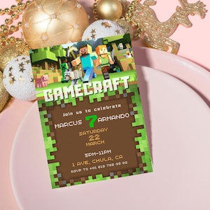 Puede incluir: Una colorida invitación con el texto "GAMECRAFT" y bordes pixelados verdes y marrones. La invitación incluye detalles para una fiesta, incluyendo nombres, fecha, hora y lugar.
