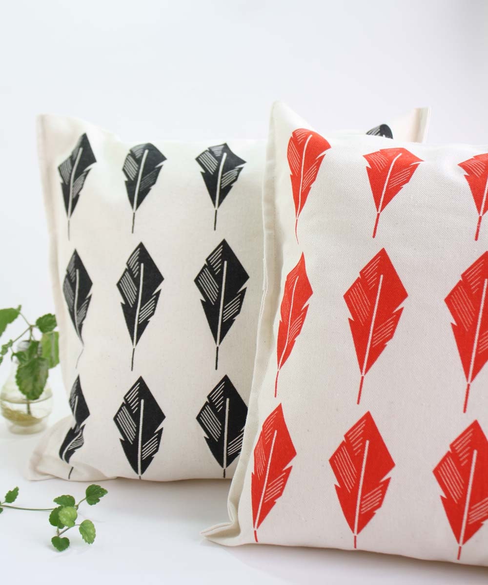 Housses d'oreiller Modernes Imprimées à La Main sur Coton Écru avec Des Feuilles en Noir et Rouge - 