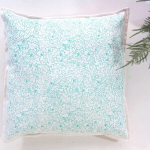 Housse doreiller décorative imprimée à la main en corail ou aqua coussin fait main avec motif feuilles Oreiller à jet écru imprimé en corail ou aqua Aqua