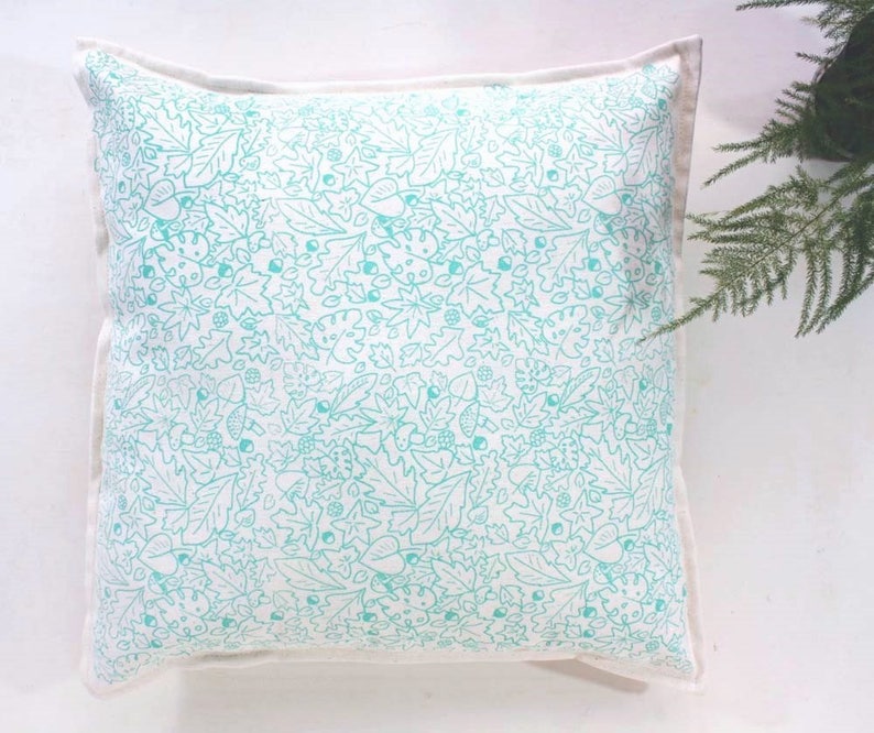 Housse doreiller décorative imprimée à la main en corail ou aqua coussin fait main avec motif feuilles Oreiller à jet écru imprimé en corail ou aqua Aqua