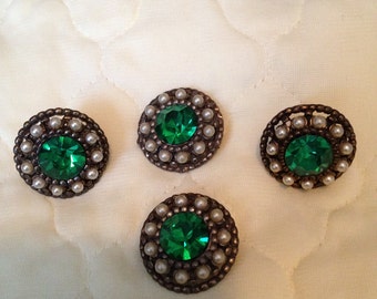 Beautiful 4 piece set, earrings and two scatter pins/brooches emerald green stones, pearls