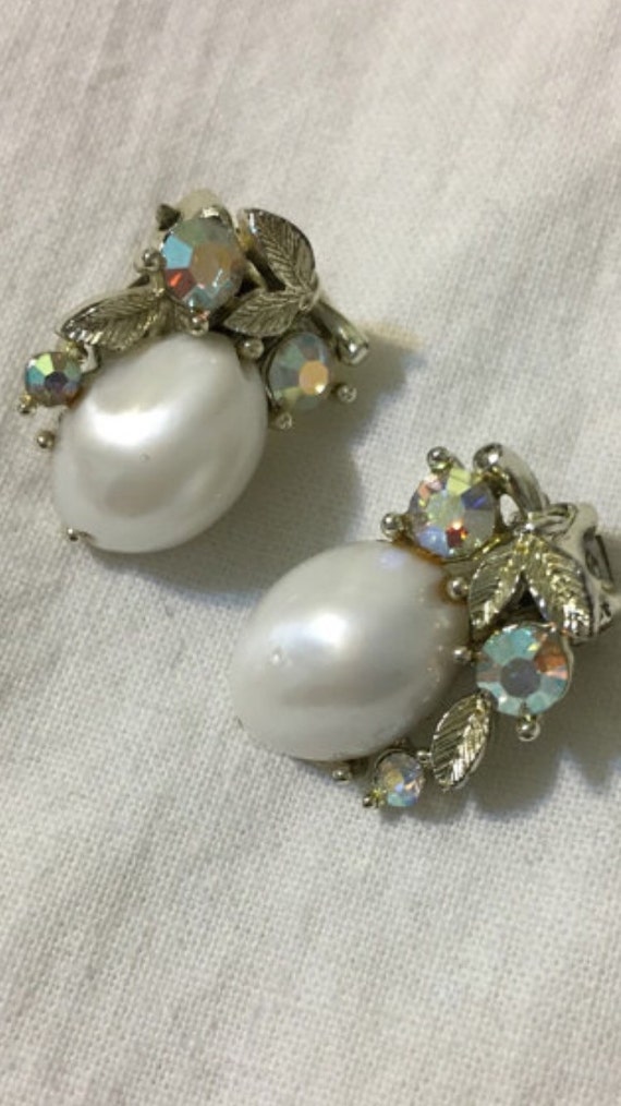 Gorgeous Lisner Ladylike Pearl and Aurora Borealis