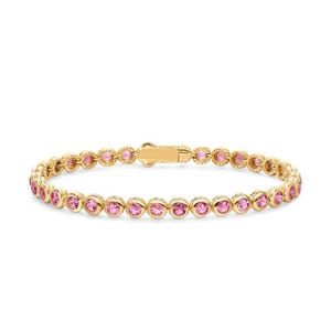 Può includere: Un bracciale tennis in oro caratterizzato da una fila continua di pietre preziose rosa rotonde incastonate a lunetta. Il bracciale è composto da una serie di maglie dorate circolari interconnesse, ciascuna con una pietra rosa sfaccettata e chiusura.