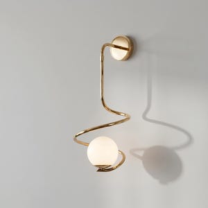 Peut inclure: Ensemble de trois tasses en céramique avec une finition mate et mouchetée. Les tasses sont de couleur crème, gris clair et gris foncé. Chaque tasse a un design simple et minimaliste avec une anse arrondie.