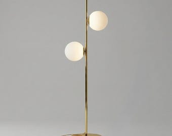 Lámpara de pie moderna de latón con doble globo / Lámpara de pie de cristal opalino de mediados de siglo