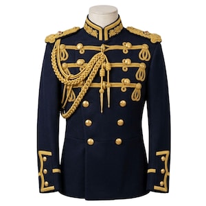 Puede incluir: Chaqueta azul marino de estilo militar con adornos dorados. La chaqueta presenta botones dorados, charreteras y detalles intrincados de trenzado dorado en el pecho y los hombros. El cuello y los puños también están adornados con oro.
