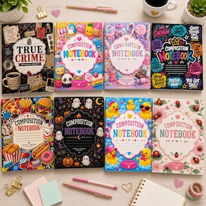 Puede incluir: Ocho cuadernos de composici&oacute;n con diversos dise&ntilde;os de portada que incluyen temas de cr&iacute;menes reales, comida, Halloween y flores. Cada cuaderno presenta una etiqueta blanca central con el texto Composition Notebook, rodeada de ilustraciones coloridas.