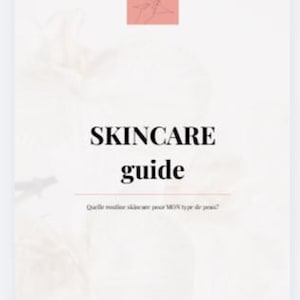 Può includere: Una guida per la cura della pelle con il titolo "SKINCARE guide" in grassetto nero. La guida ha uno schema di colori rosa chiaro e bianco con un disegno a tratto del volto di una donna in un quadrato rosa in alto.