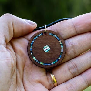 Collar con colgante de madera de nogal y cuero, cordón de cuero con incrustaciones de abulón, joyería del sistema solar, regalo celestial, collar con disco planetario en órbita.