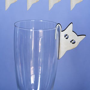 Pu&ograve; includere: Un cartello in legno rustico con la scritta "Welcome to our home" in lettere bianche. Il cartello presenta una finitura invecchiata e un design semplice e accogliente.