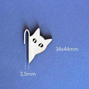 Pu&ograve; includere: Un segnalibro in legno a forma di gatto con coda ricurva. La testa del gatto ha due ritagli ovali per gli occhi. Il segnalibro misura 3,4 cm x 4,4 cm e ha uno spessore di 3,5 mm. Lo sfondo &egrave; blu.