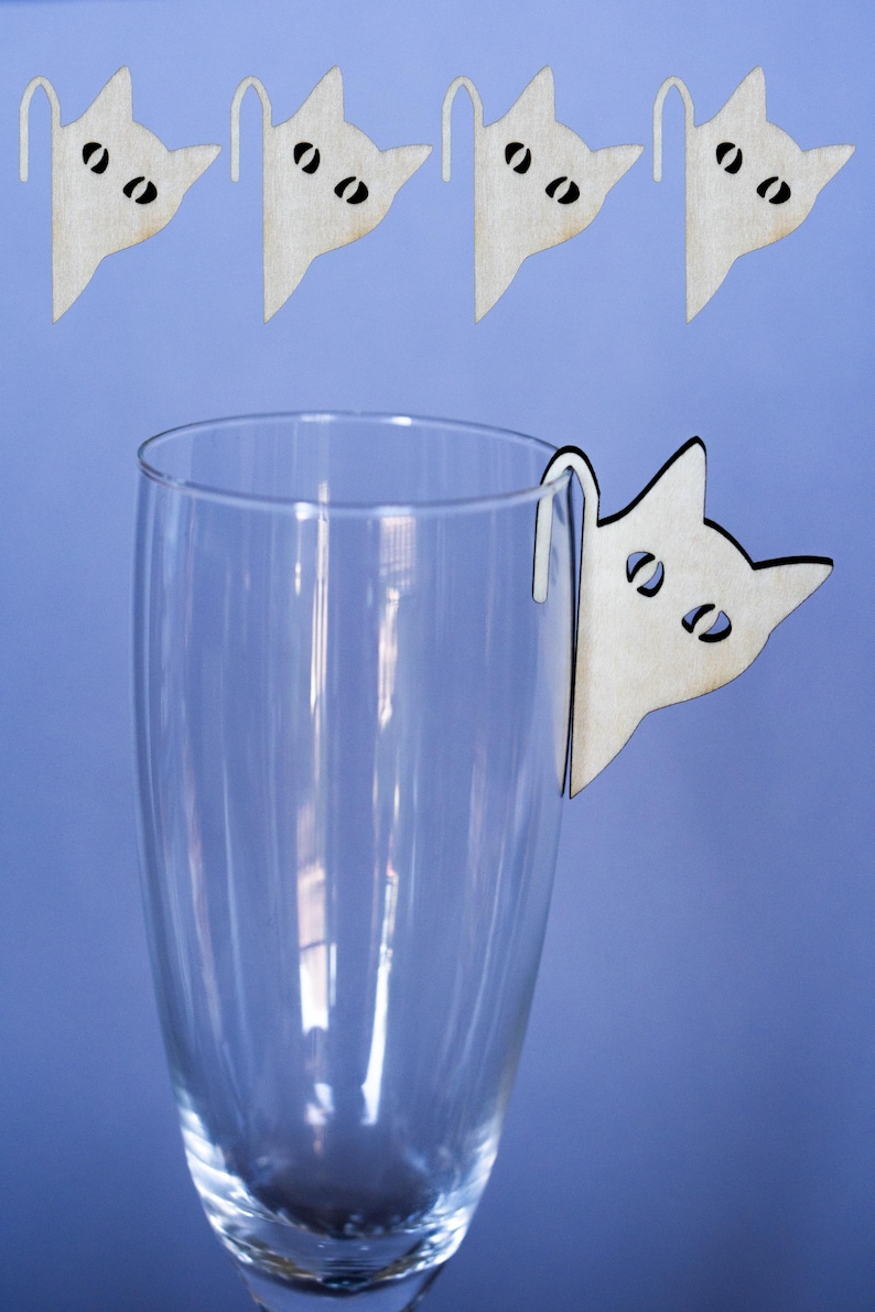 Pu&ograve; includere: Un cartello in legno rustico con la scritta "Welcome to our home" in lettere bianche. Il cartello presenta una finitura invecchiata e un design semplice e accogliente.