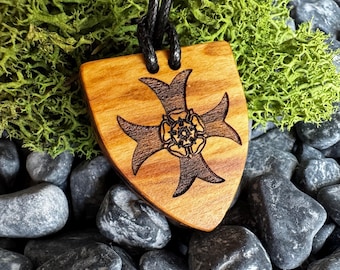 Collier templier, blason templier, écu templier, croix templière avec fleur, bijou chevalier médiéval, pendentif bouclier en bois d'olivier