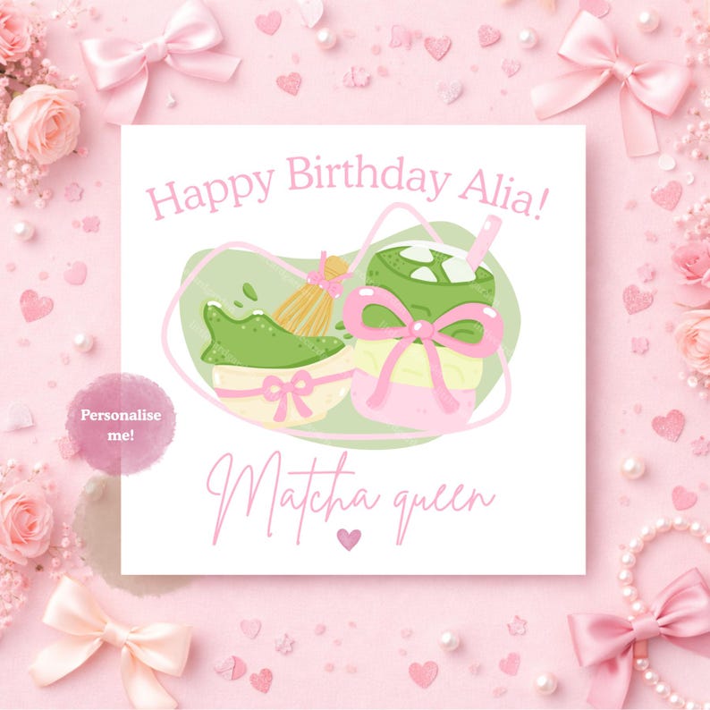 Puede incluir: Tarjeta de felicitaci&oacute;n cuadrada con un fondo rosa y un tema de matcha. La tarjeta presenta el texto "Happy Birthday Alia!" y "Matcha queen" en escritura rosa. Tambi&eacute;n hay ilustraciones de matcha y un batidor.