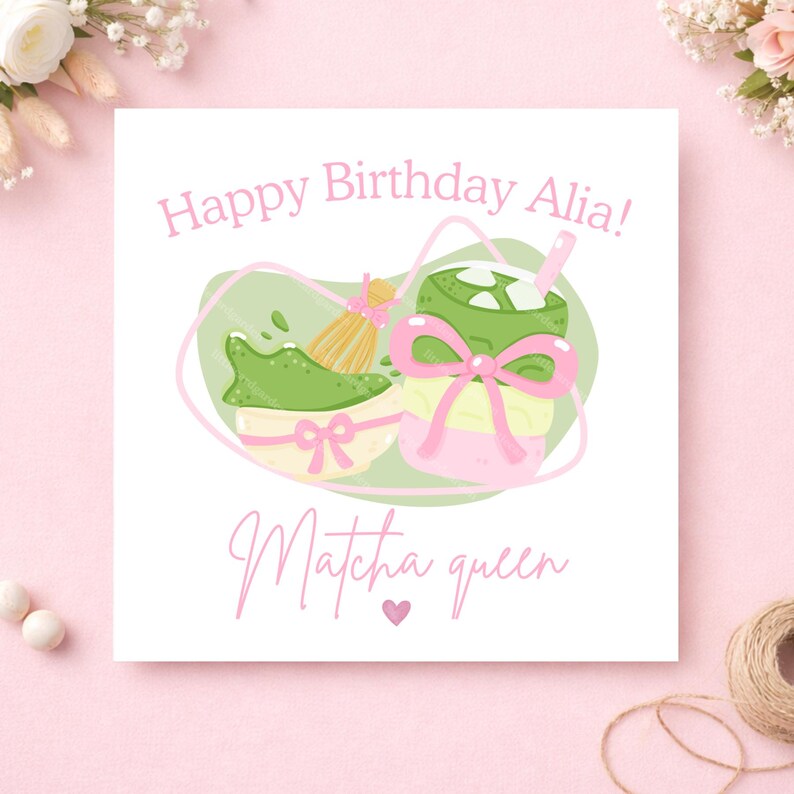 Puede incluir: Tarjeta de felicitaci&oacute;n cuadrada con tem&aacute;tica de matcha. La tarjeta presenta el texto "Happy Birthday Alia!" y "Matcha queen" en escritura rosa. Tambi&eacute;n se incluyen ilustraciones de bebidas de matcha y un batidor.