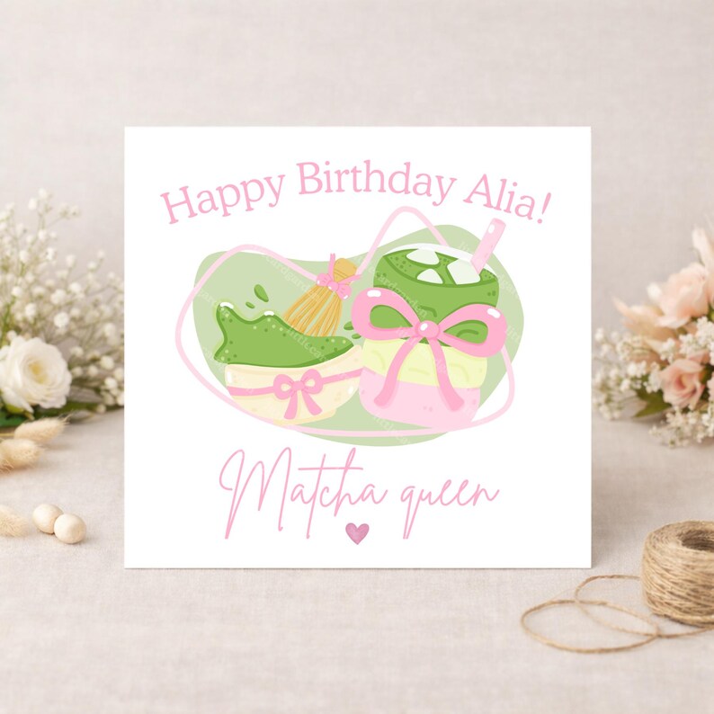 Puede incluir: Tarjeta de felicitaci&oacute;n blanca con el texto rosa "Happy Birthday Alia!". La tarjeta presenta ilustraciones de t&eacute; matcha y un batidor, con las palabras "Matcha queen" debajo. Un lazo rosa adorna la bebida de matcha.