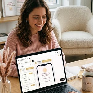 Op de afbeelding: Een laptop met de Aurabio-interface en een mobiele mockup, een wit notitieboek met een gouden Y, een pen, een mok met het label Aurabio en een bord met de tekst Aurabio Aesthetic Link Builder Premium Etsy Mockup Kit op een houten bureau.