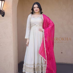 Abito da donna Cosmos Silk con ricami a specchio e pizzo zari, completo di pantaloni e dupatta rosa Rani, ideale per feste.