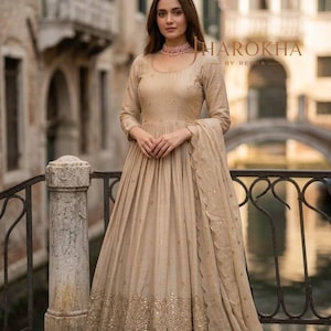 Könnte beinhalten: Ein Satz von drei Keramik-Nistbecken in Blau-, Grün- und Weißtönen. Die Schalen haben eine gesprenkelte Glasur und ein schlichtes, modernes Design. Die größte Schüssel hat einen Durchmesser von etwa 15 cm.