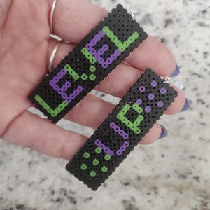 Pendientes hechos a mano con el logo de Level Up DJ