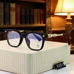 Lunettes de vue gothiques rétro populaires avec croix et fleurs livrées avec un étui à lunettes Cadeau pour lui/elle