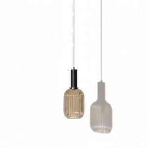 Puede incluir: Una lámpara colgante moderna con una pantalla de vidrio ámbar acanalado. La lámpara tiene una parte superior cilíndrica negra con un acento dorado y un cable negro. El diseño es minimalista y elegante, adecuado para varios estilos de interiores.