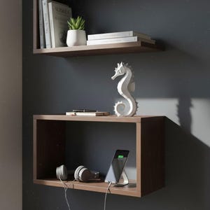 Modernes Seepferdchen als elegante Skulptur im minimalistischen Stil. Maritime Dekoration aus 3D Druck Kunststoff für Badezimmer, Wohnzimmer, Regal oder Sideboard. Stilvolle Tierfigur mit klarer Formensprache passend zu Küstenstil, Japandi oder moderner Einrichtung.
Dekorative Seepferdchen Figur als maritime Wohnraumdeko mit moderner geometrischer Optik. Ideal für Bad, Schlafzimmer oder Eingangsbereich.