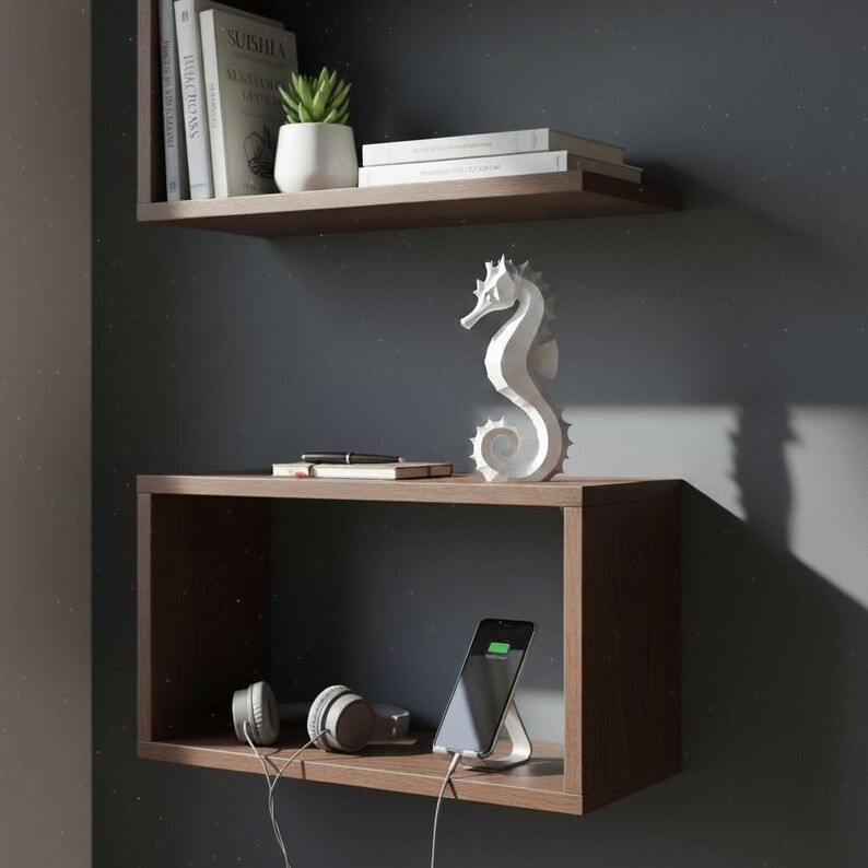 Modernes Seepferdchen als elegante Skulptur im minimalistischen Stil. Maritime Dekoration aus 3D Druck Kunststoff für Badezimmer, Wohnzimmer, Regal oder Sideboard. Stilvolle Tierfigur mit klarer Formensprache passend zu Küstenstil, Japandi oder moderner Einrichtung.
Dekorative Seepferdchen Figur als maritime Wohnraumdeko mit moderner geometrischer Optik. Ideal für Bad, Schlafzimmer oder Eingangsbereich.