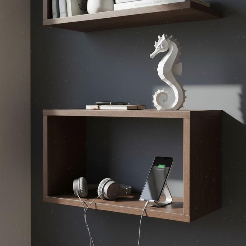 Modernes Seepferdchen als elegante Skulptur im minimalistischen Stil. Maritime Dekoration aus 3D Druck Kunststoff für Badezimmer, Wohnzimmer, Regal oder Sideboard. Stilvolle Tierfigur mit klarer Formensprache passend zu Küstenstil, Japandi oder moderner Einrichtung.
Dekorative Seepferdchen Figur als maritime Wohnraumdeko mit moderner geometrischer Optik. Ideal für Bad, Schlafzimmer oder Eingangsbereich.