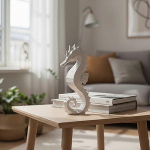 Modernes Seepferdchen als elegante Skulptur im minimalistischen Stil. Maritime Dekoration aus 3D Druck Kunststoff für Badezimmer, Wohnzimmer, Regal oder Sideboard. Stilvolle Tierfigur mit klarer Formensprache passend zu Küstenstil, Japandi oder moderner Einrichtung.
Dekorative Seepferdchen Figur als maritime Wohnraumdeko mit moderner geometrischer Optik. Ideal für Bad, Schlafzimmer oder Eingangsbereich.