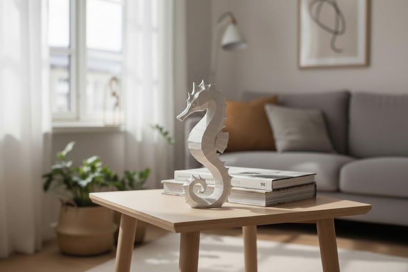 Modernes Seepferdchen als elegante Skulptur im minimalistischen Stil. Maritime Dekoration aus 3D Druck Kunststoff für Badezimmer, Wohnzimmer, Regal oder Sideboard. Stilvolle Tierfigur mit klarer Formensprache passend zu Küstenstil, Japandi oder moderner Einrichtung.
Dekorative Seepferdchen Figur als maritime Wohnraumdeko mit moderner geometrischer Optik. Ideal für Bad, Schlafzimmer oder Eingangsbereich.