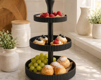 Runde Etagere mit 3 Etagen und Drehverschluss – Japandi-Design aus PLA als moderne Etagere für Brunch, Snacks & Tischdeko