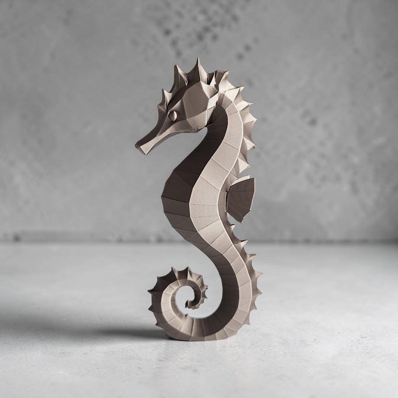 Modernes Seepferdchen als elegante Skulptur im minimalistischen Stil. Maritime Dekoration aus 3D Druck Kunststoff für Badezimmer, Wohnzimmer, Regal oder Sideboard. Stilvolle Tierfigur mit klarer Formensprache passend zu Küstenstil, Japandi oder moderner Einrichtung.
Dekorative Seepferdchen Figur als maritime Wohnraumdeko mit moderner geometrischer Optik. Ideal für Bad, Schlafzimmer oder Eingangsbereich.