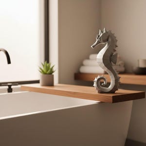 Modernes Seepferdchen als elegante Skulptur im minimalistischen Stil. Maritime Dekoration aus 3D Druck Kunststoff für Badezimmer, Wohnzimmer, Regal oder Sideboard. Stilvolle Tierfigur mit klarer Formensprache passend zu Küstenstil, Japandi oder moderner Einrichtung.
Dekorative Seepferdchen Figur als maritime Wohnraumdeko mit moderner geometrischer Optik. Ideal für Bad, Schlafzimmer oder Eingangsbereich.