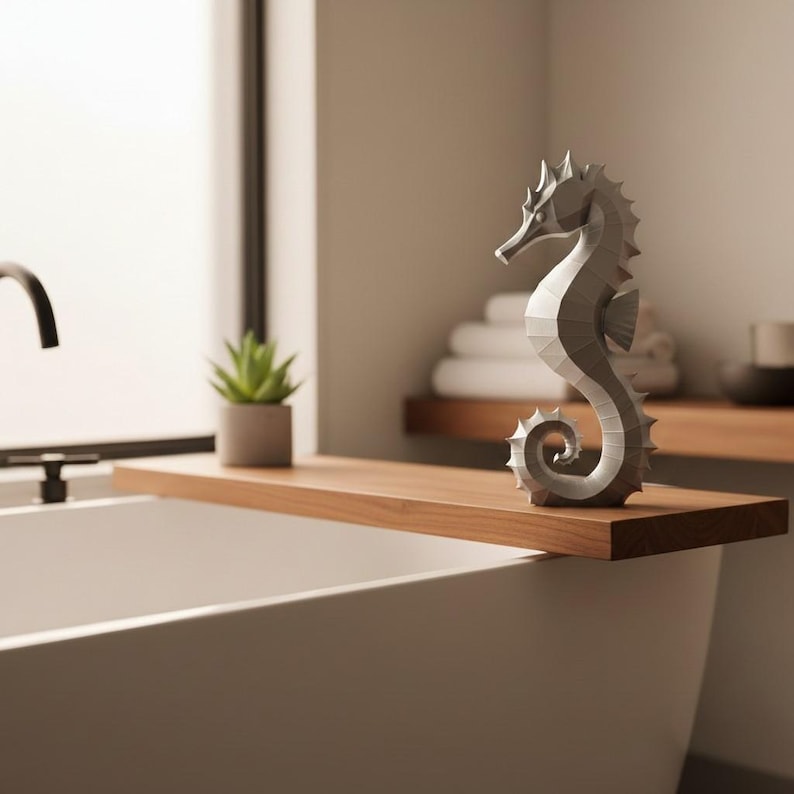 Modernes Seepferdchen als elegante Skulptur im minimalistischen Stil. Maritime Dekoration aus 3D Druck Kunststoff für Badezimmer, Wohnzimmer, Regal oder Sideboard. Stilvolle Tierfigur mit klarer Formensprache passend zu Küstenstil, Japandi oder moderner Einrichtung.
Dekorative Seepferdchen Figur als maritime Wohnraumdeko mit moderner geometrischer Optik. Ideal für Bad, Schlafzimmer oder Eingangsbereich.