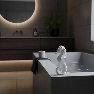 Modernes Seepferdchen als elegante Skulptur im minimalistischen Stil. Maritime Dekoration aus 3D Druck Kunststoff für Badezimmer, Wohnzimmer, Regal oder Sideboard. Stilvolle Tierfigur mit klarer Formensprache passend zu Küstenstil, Japandi oder moderner Einrichtung.
Dekorative Seepferdchen Figur als maritime Wohnraumdeko mit moderner geometrischer Optik. Ideal für Bad, Schlafzimmer oder Eingangsbereich.