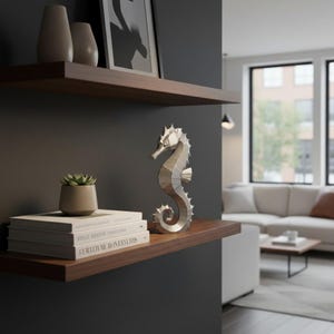 Modernes Seepferdchen als elegante Skulptur im minimalistischen Stil. Maritime Dekoration aus 3D Druck Kunststoff für Badezimmer, Wohnzimmer, Regal oder Sideboard. Stilvolle Tierfigur mit klarer Formensprache passend zu Küstenstil, Japandi oder moderner Einrichtung.
Dekorative Seepferdchen Figur als maritime Wohnraumdeko mit moderner geometrischer Optik. Ideal für Bad, Schlafzimmer oder Eingangsbereich.