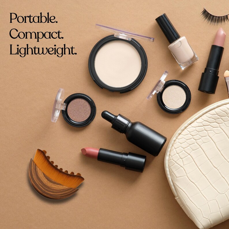 Pode incluir: Uma cole&ccedil;&atilde;o de produtos de maquiagem, incluindo sombra para os olhos, batom e um compacto, dispostos em uma superf&iacute;cie marrom. O texto "Portable. Compact. Lightweight." est&aacute; inclu&iacute;do.