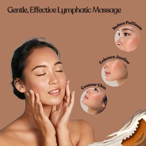 Pode incluir: Uma mulher com os olhos fechados toca suavemente o rosto. A imagem inclui o texto "Gentle, Effective Lymphatic Massage". Tr&ecirc;s imagens circulares mostram os benef&iacute;cios da modelagem facial: reduzir o incha&ccedil;o, melhorar a mand&iacute;bula e contornar o queixo.